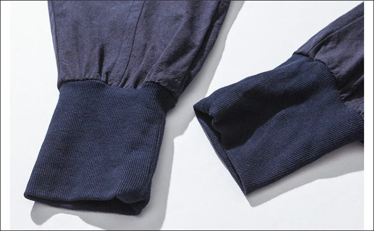 Herrebukser: Komfortable haremsbukser i en nøytral farge, laget av pustende bomull og lin.