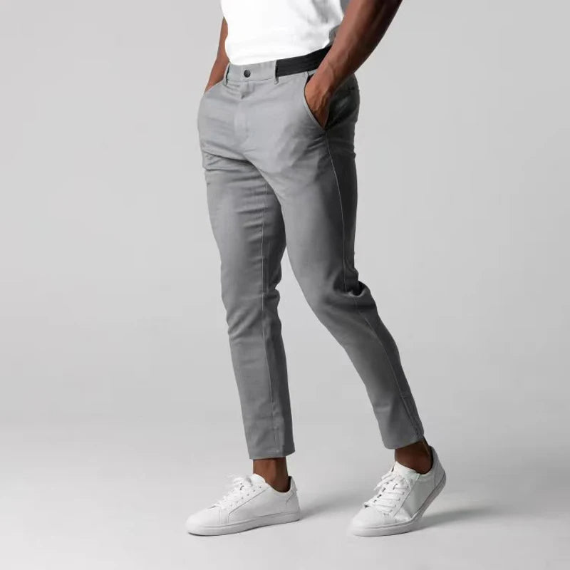 Stilige herrechinos med slank, moderne passform og stretch. Allsidige for en moteriktig look.