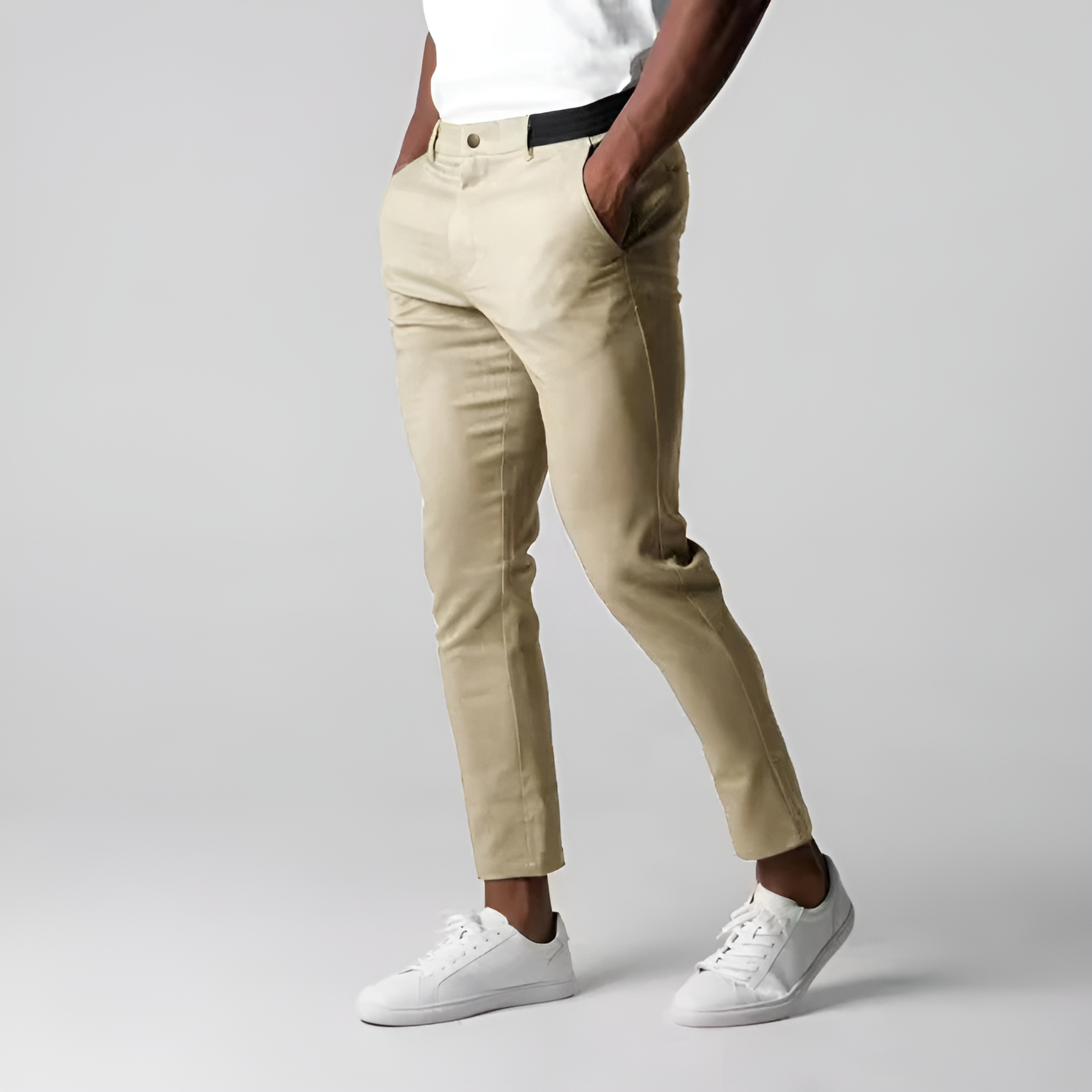 Mann iført moderne herrechinos med stretch. Komfortable for bevegelse, ideelle for både jobb og fritid.