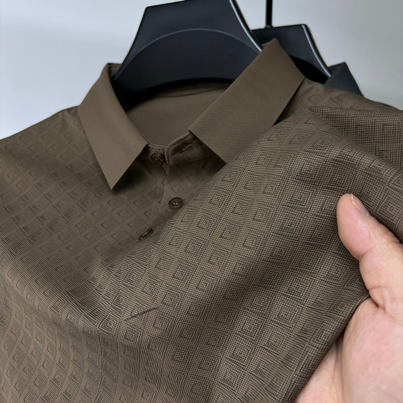 Klassisk herrepolo skjorte i premium nanosilk, tidløs stil og overlegen kvalitet.