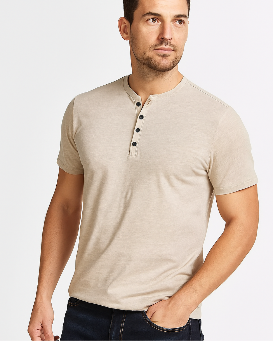 Stilfull kortermet Henley for menn. Komfortabel herreskjorte perfekt for sommer og fritidsbruk.