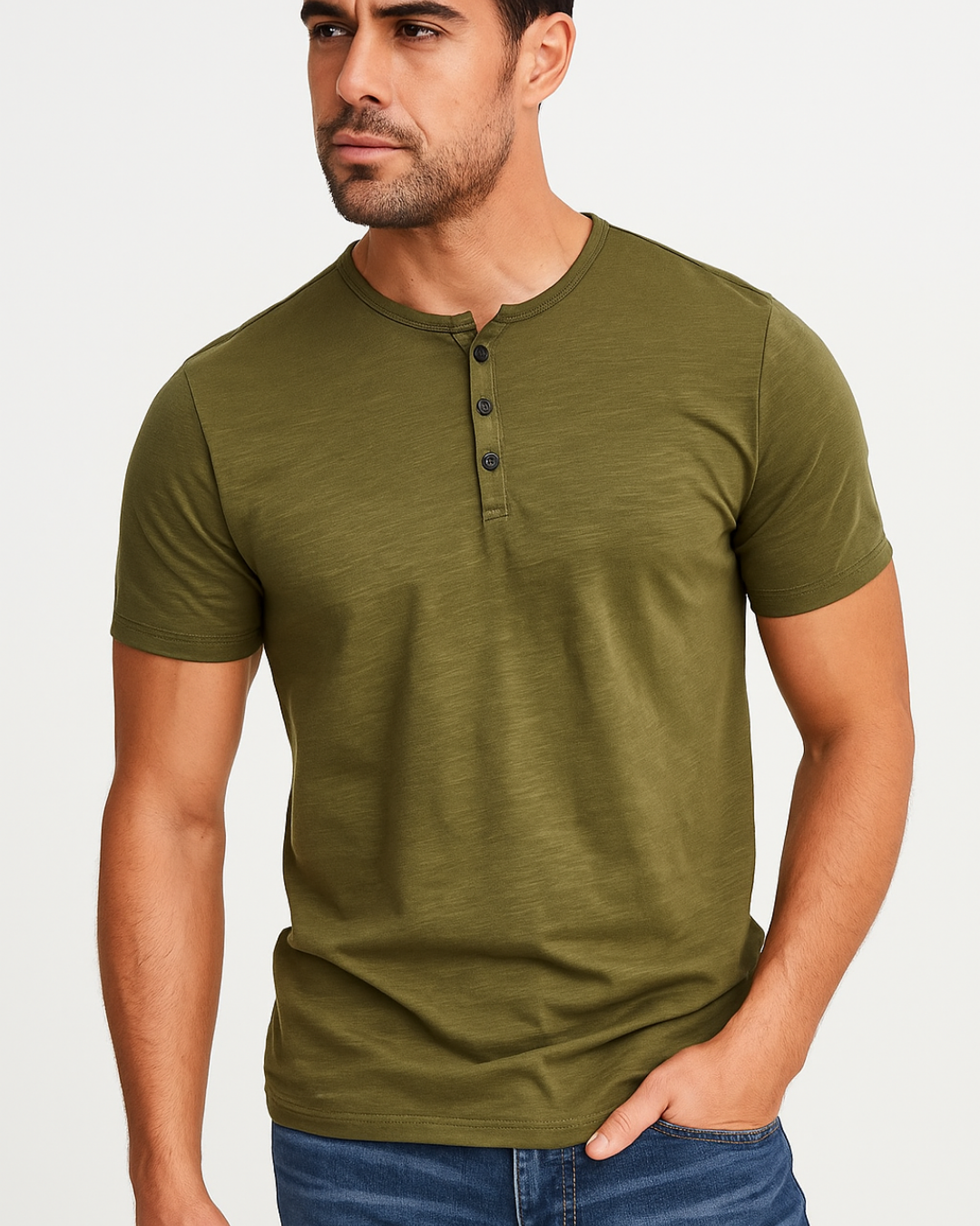 Mann iført en stilfull kortermet Henley skjorte. Perfekt for herremote, sommer og fritid.