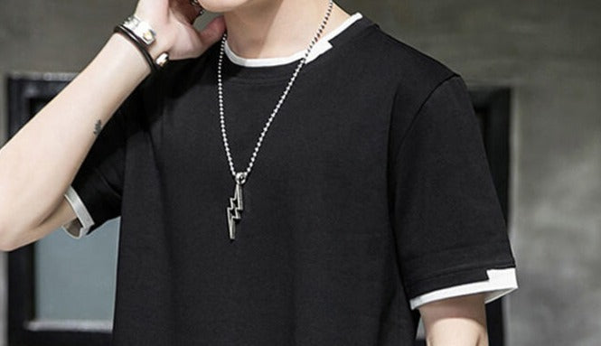 Basic bomullst-skjorte for menn; ensfarget oversized stil, ideell for et rent og stilig uttrykk.
