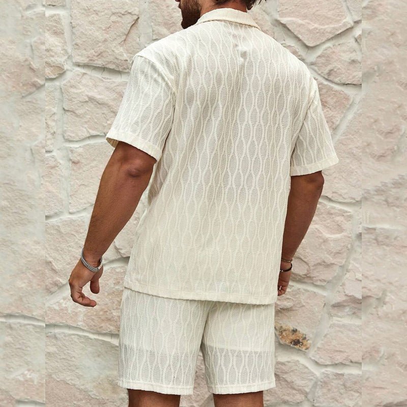 Todelt herresett: lett kortermet skjorte og shorts for sommer og varme dager, uformelt og trendy.