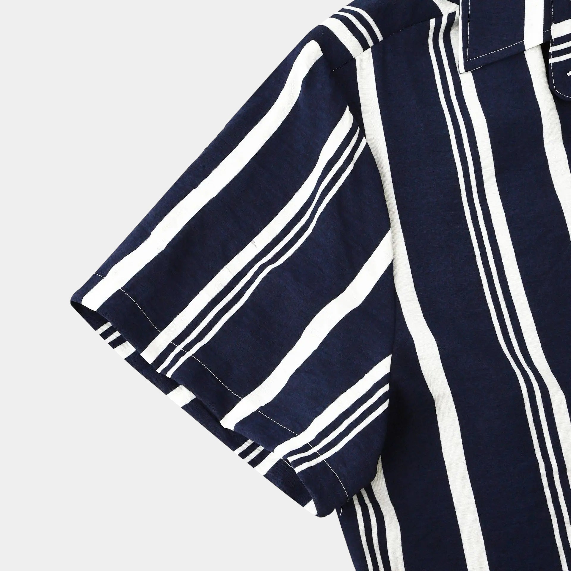 Allsidig stripete herreskjorte for menn. Klassisk design for både sommerstil og elegante anledninger.