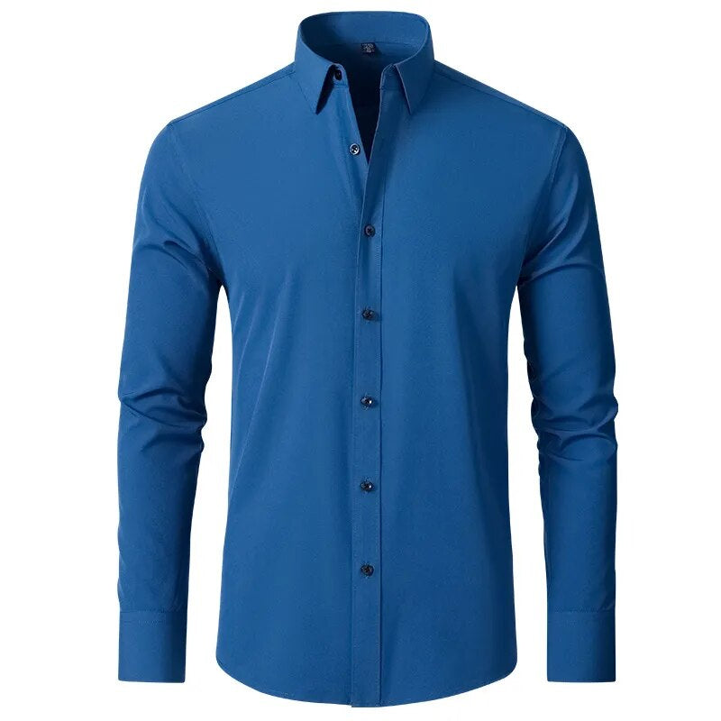 Smart casual skjorte: Mann i komfortabel, strikkefri herreskjorte for fritid og uformelle anledninger. Trendy look.