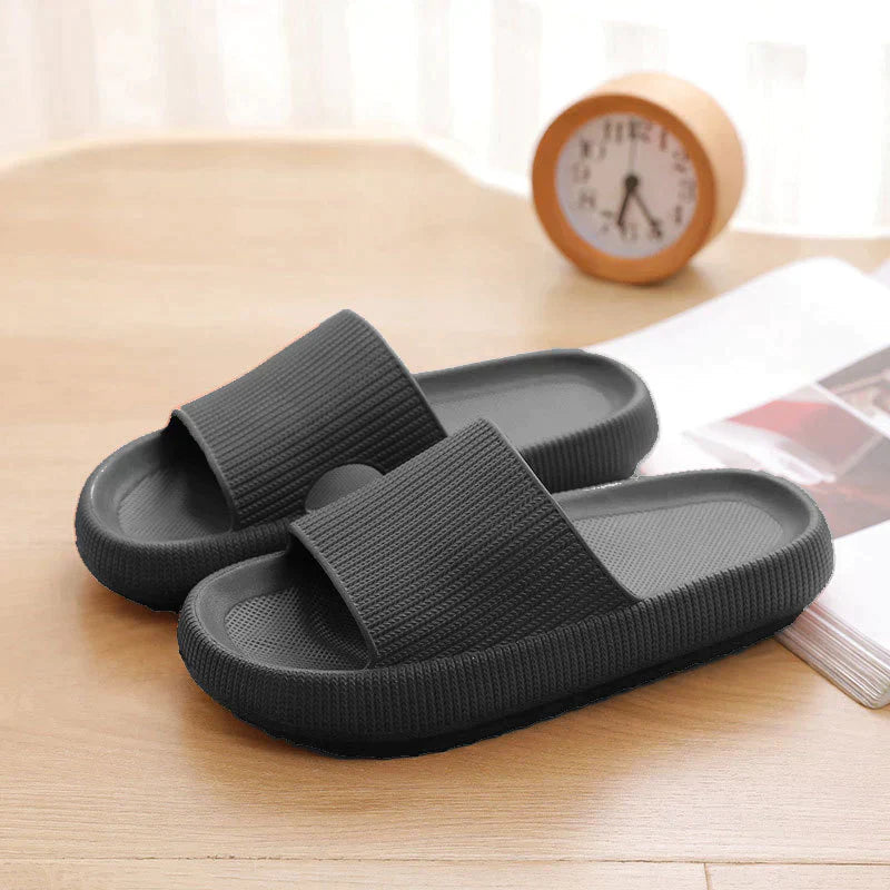 Fargerike og stilige herreslippers, allsidig fottøy som kombinerer robusthet med komfort for fritid.