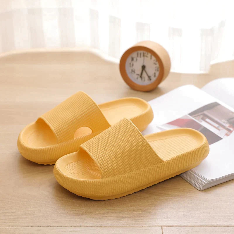 Robuste herreslippers for optimal komfort og langvarig bruk. Ideelle som tøfler eller fritidssandaler.