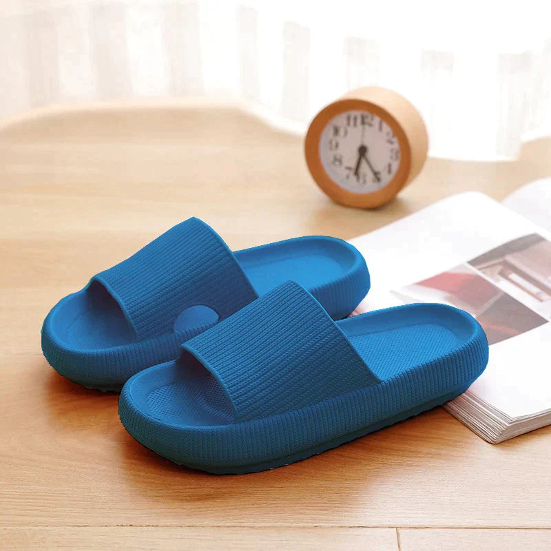 Flere farger av komfortable herreslippers stablet. Robust og støttende fottøy for sommer og hverdag.