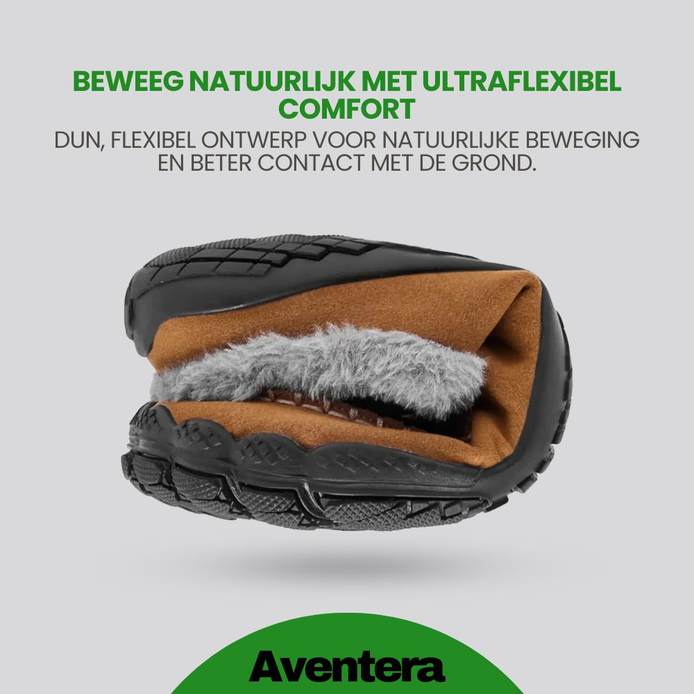 "Herretøfler med minimalistisk design, bred tåboks og tynn såle, i blått stoff for optimal innendørs komfort."