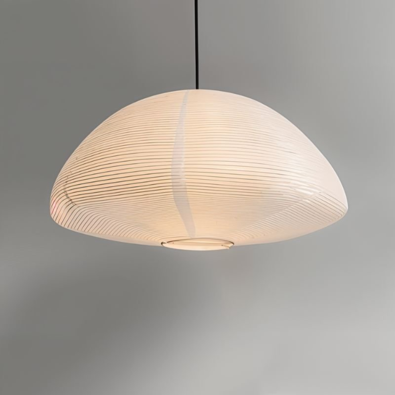 "Hikari pendellampe med japansk inspirasjon, laget av metalltråd og washi-papir, gir varmt lys for moderne hjem."