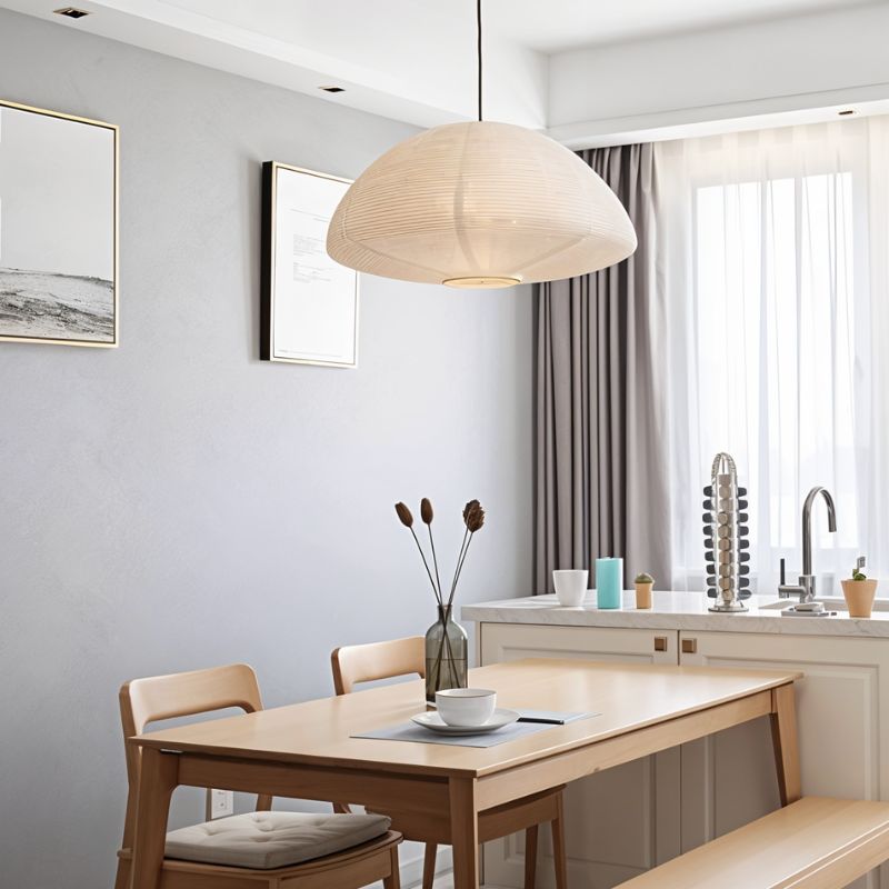 "Hikari pendellampe med japansk inspirasjon, laget av metalltråd og washi-papir, gir varmt lys for moderne hjem."