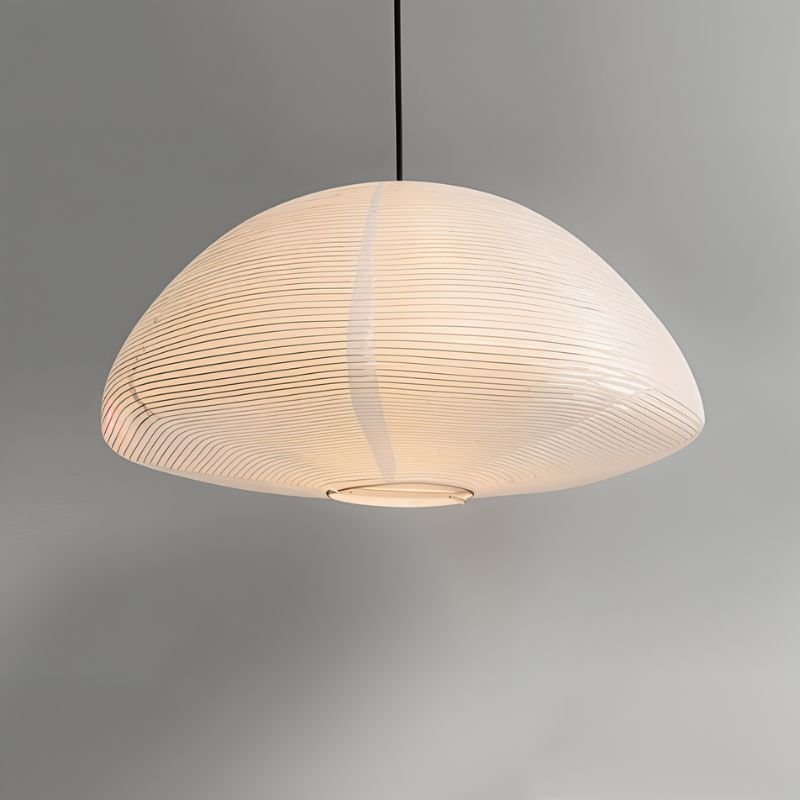"Hikari pendellampe med japansk inspirasjon, laget av metalltråd og washi-papir, gir varmt lys for moderne hjem."
