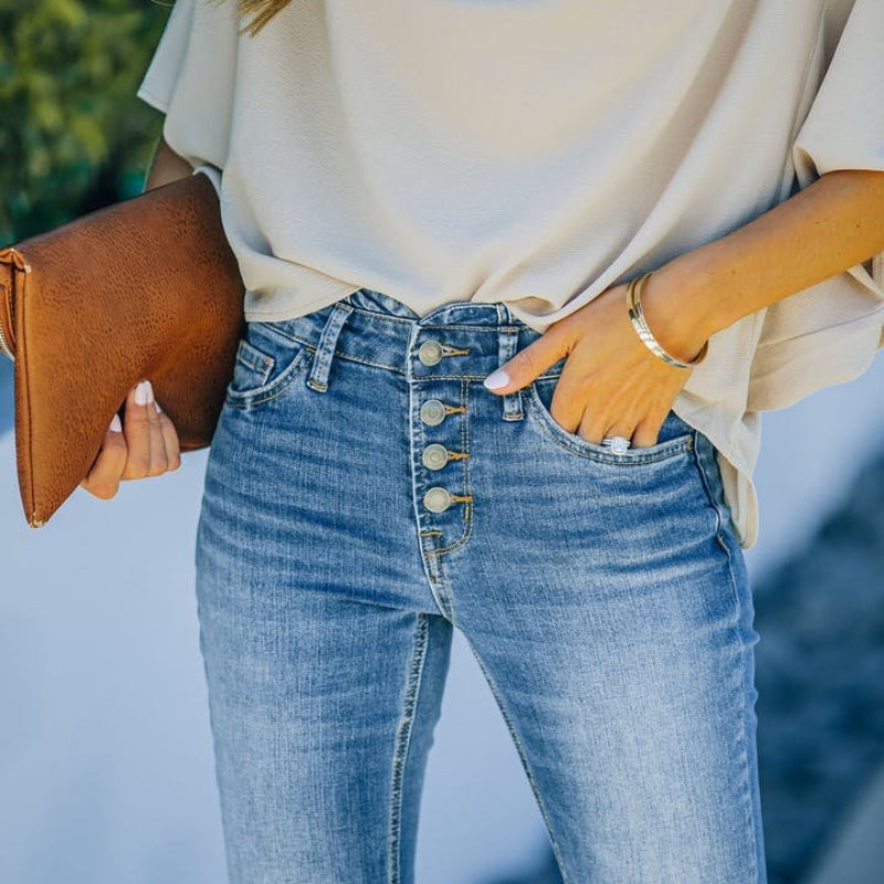 "Høytlivs, flared 70-talls jeans for damer i medium vask, med retro stil og moderne passform."