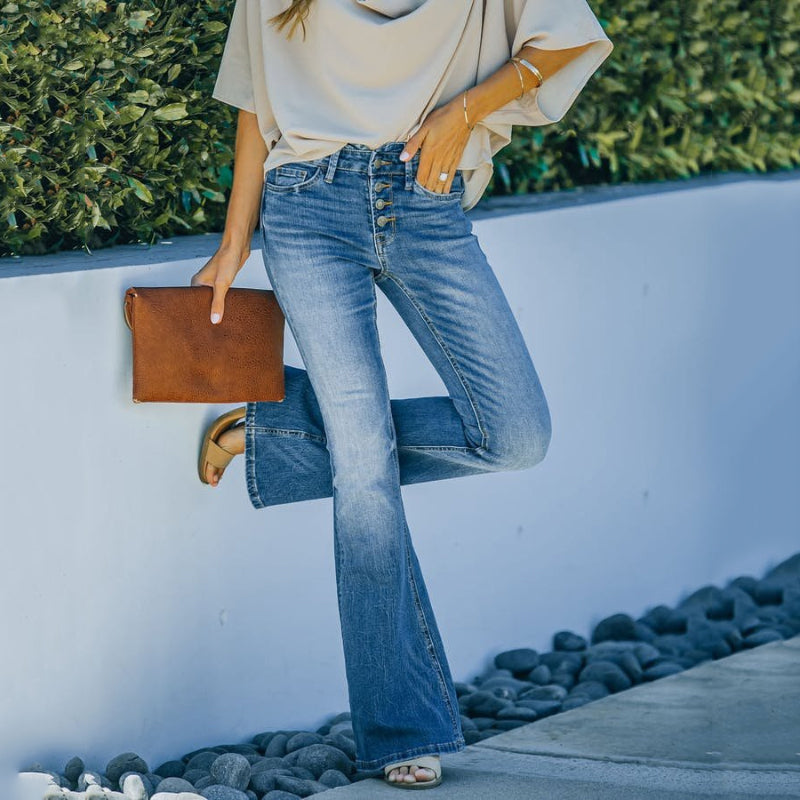 "Høytlivs, flared 70-talls jeans for damer i medium vask, med retro stil og moderne passform."