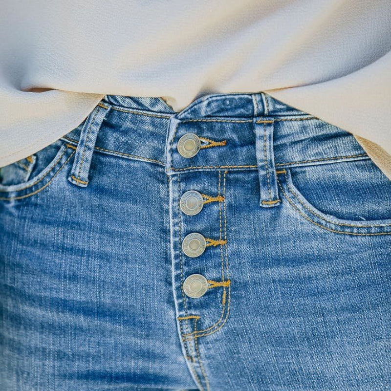 "Høytlivs, flared 70-talls jeans for damer i medium vask, med retro stil og moderne passform."