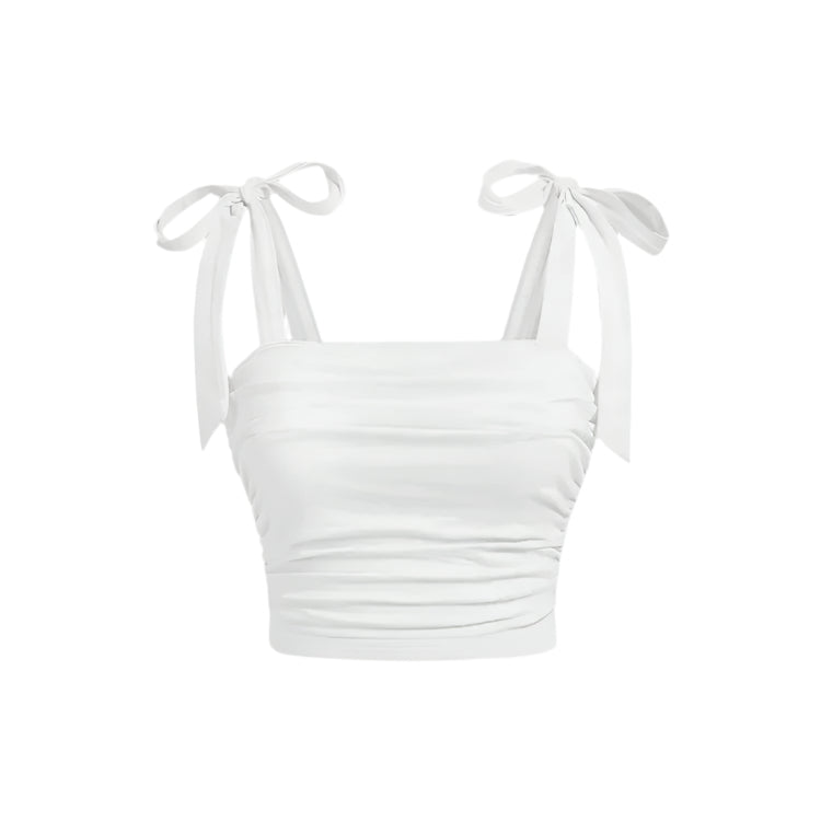 Detalj av rysjer og bindeskulder på hvit dame crop top. Moderne sommertopp for en elegant følelse.
