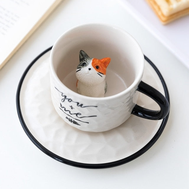 Kaffekrus i keramikk med søt 3D katt nederst i koppen. En morsom og unik gave til alle kattevenner.