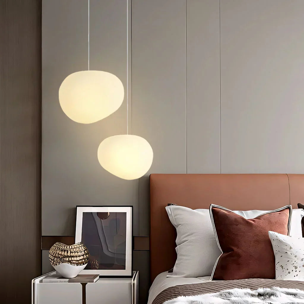 "Hvit pendellampe med minimalistisk design og frostet glass, ideell for stue og spisebord, gir varm atmosfære."