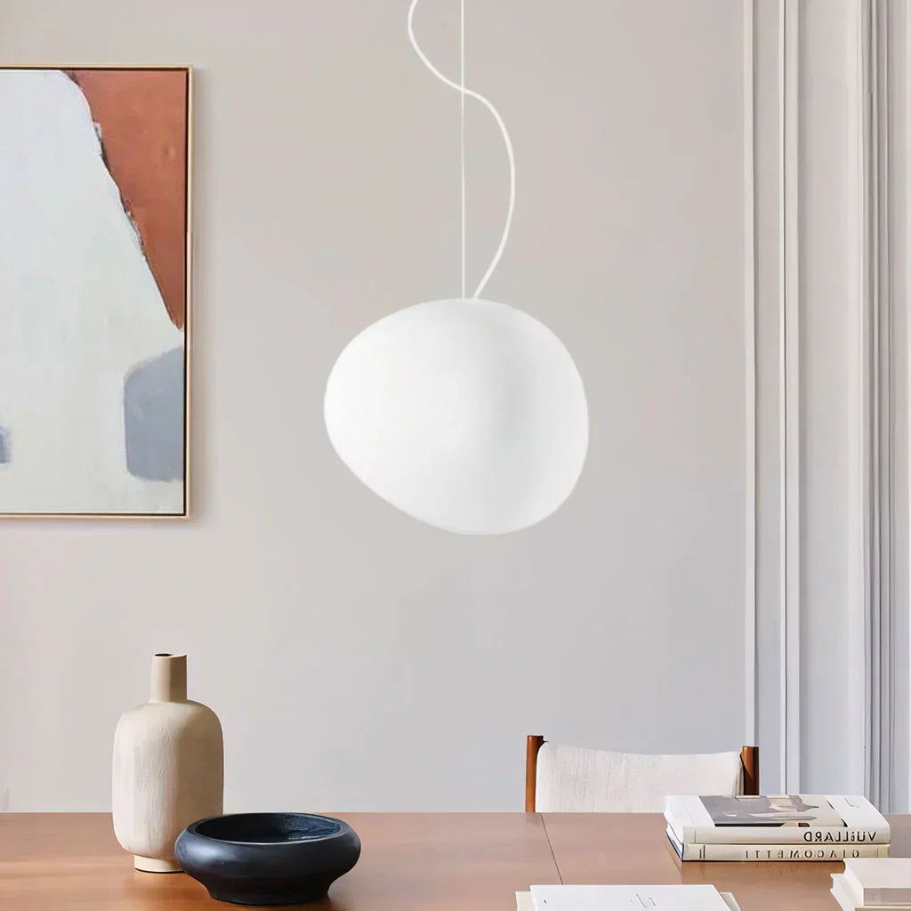 "Hvit pendellampe med minimalistisk design og frostet glass, ideell for stue og spisebord, gir varm atmosfære."