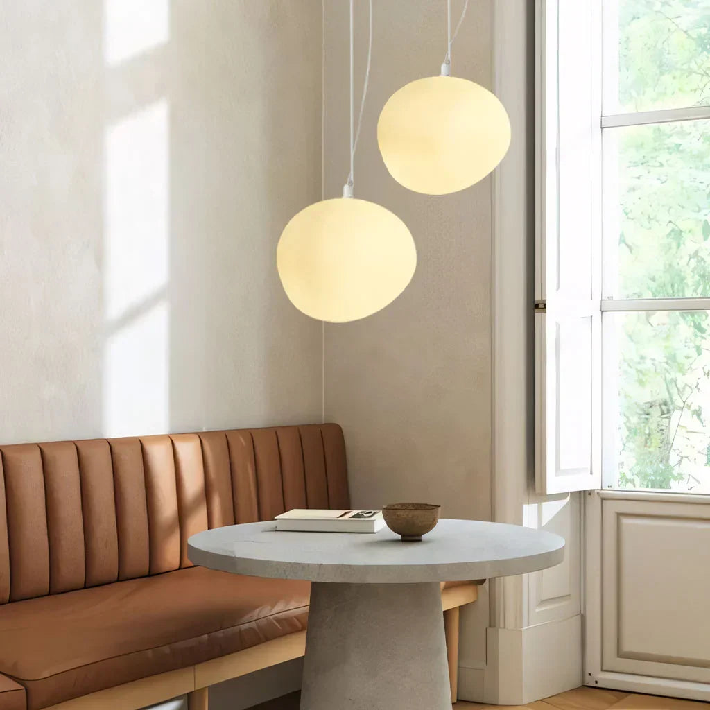 "Hvit pendellampe med minimalistisk design og frostet glass, ideell for stue og spisebord, gir varm atmosfære."