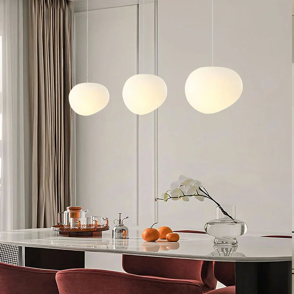 "Hvit pendellampe med minimalistisk design og frostet glass, ideell for stue og spisebord, gir varm atmosfære."