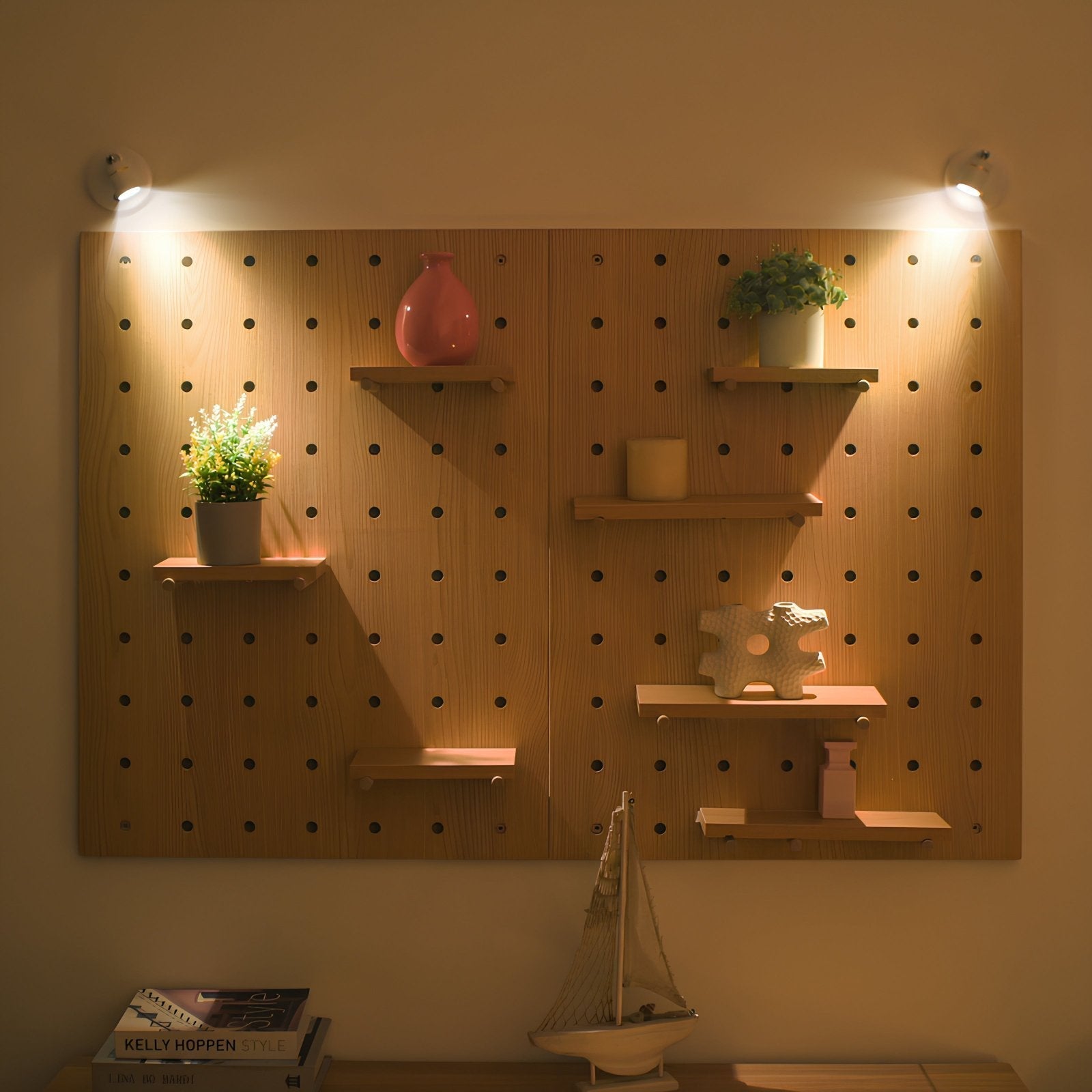Batteridrevet oppladbar LED-spotlight, ideell for plassering der stikkontakter mangler.