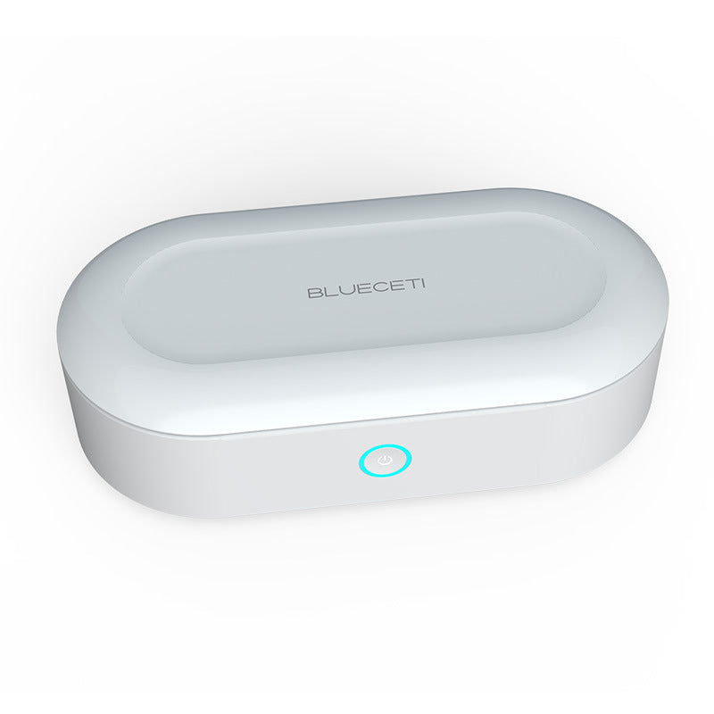 Hvit UV-sterilisator med trådløs lading for mobiltelefon, renser elektronikk og fjerner bakterier for bedre hygiene.