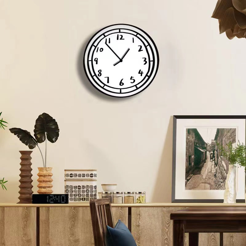Kreativ veggklokke, hvit med leken tegneseriedesign, håndlaget dekorasjon til hjemmet.