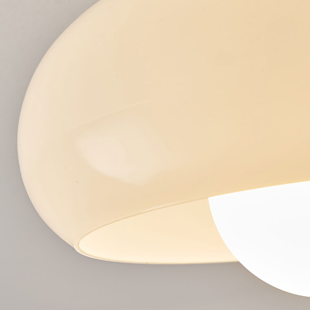 "Hvit vintage taklampe med klassiske detaljer, kompakt design for gang, D20cm, sprer varmt lys."