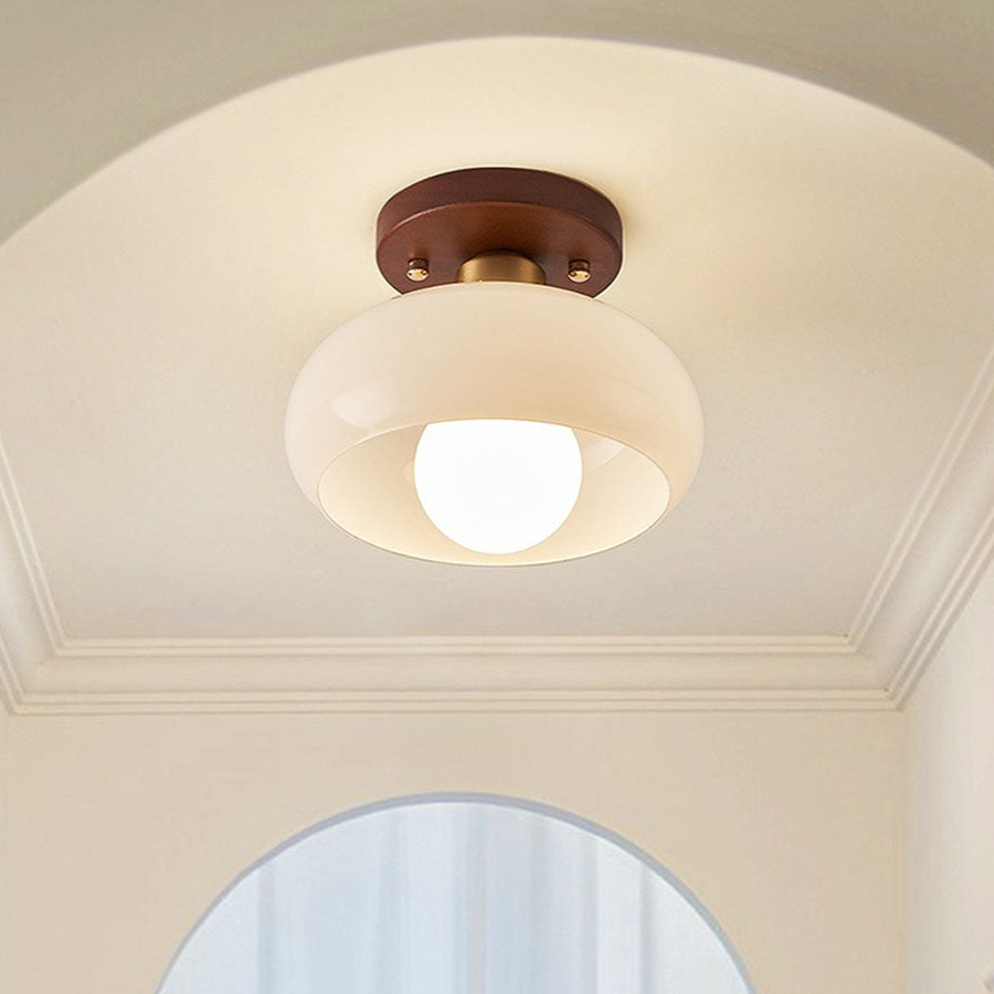 "Hvit vintage taklampe med klassiske detaljer, kompakt design for gang, D20cm, sprer varmt lys."