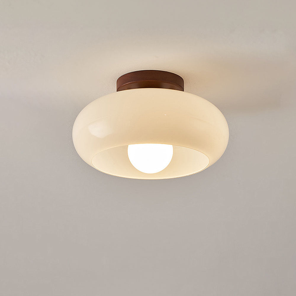 "Hvit vintage taklampe med klassiske detaljer, kompakt design for gang, D20cm, sprer varmt lys."