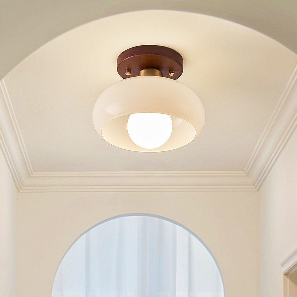 "Hvit vintage taklampe med klassiske detaljer, kompakt design for gang, D20cm, sprer varmt lys."