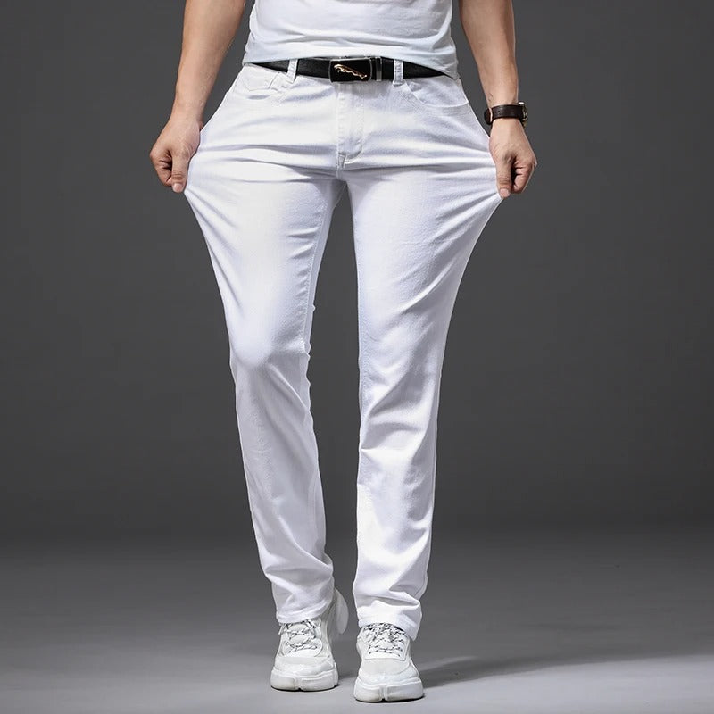 Komfortable hvite slim fit jeans for menn, ideelle casual bukser for sommeren.