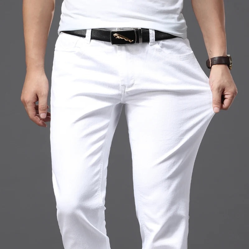 Moderne hvit slim fit herrejeans, perfekt for en stilren og avslappet hverdag.