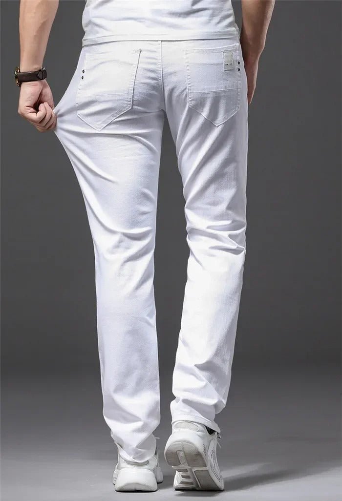 Sommerlige hvite slim fit herrejeans, gir en fresh og komfortabel look.