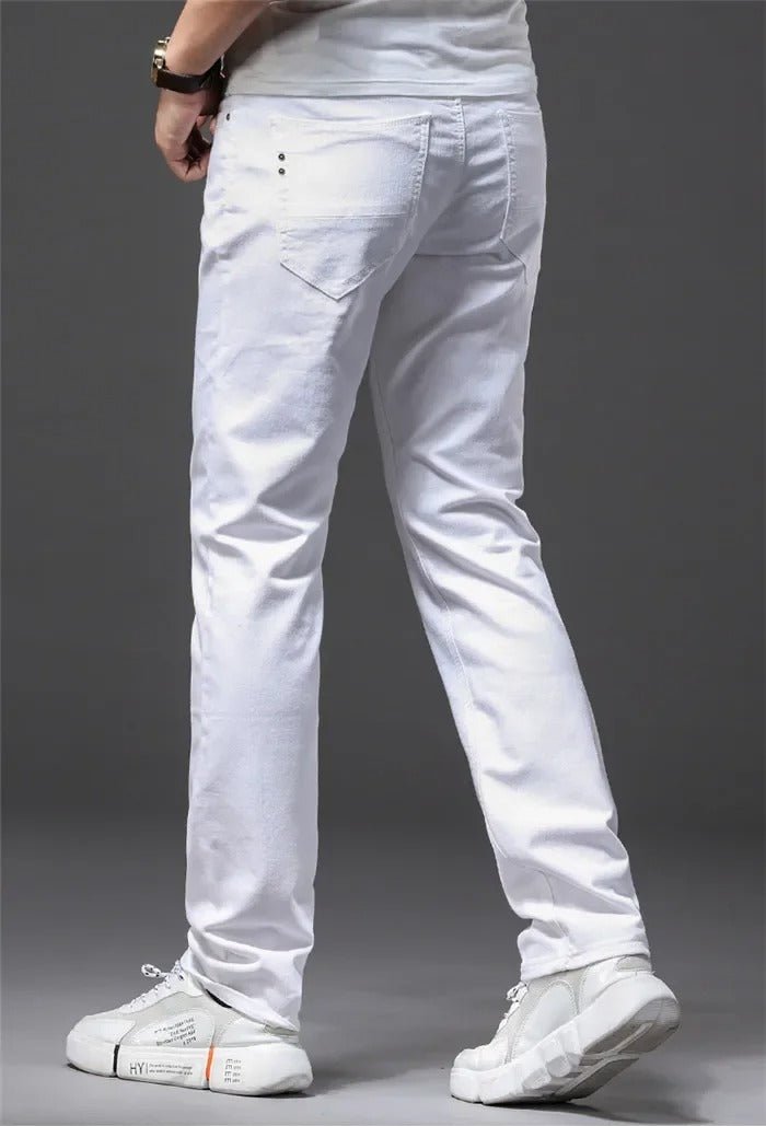 Basisplagg: Hvite slim fit jeans for menn, komfortable og stilrene for alle anledninger.