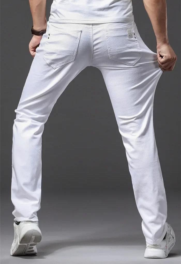 Menns hvite slim fit jeans, med tettsittende passform for en trendy og moderne stil.