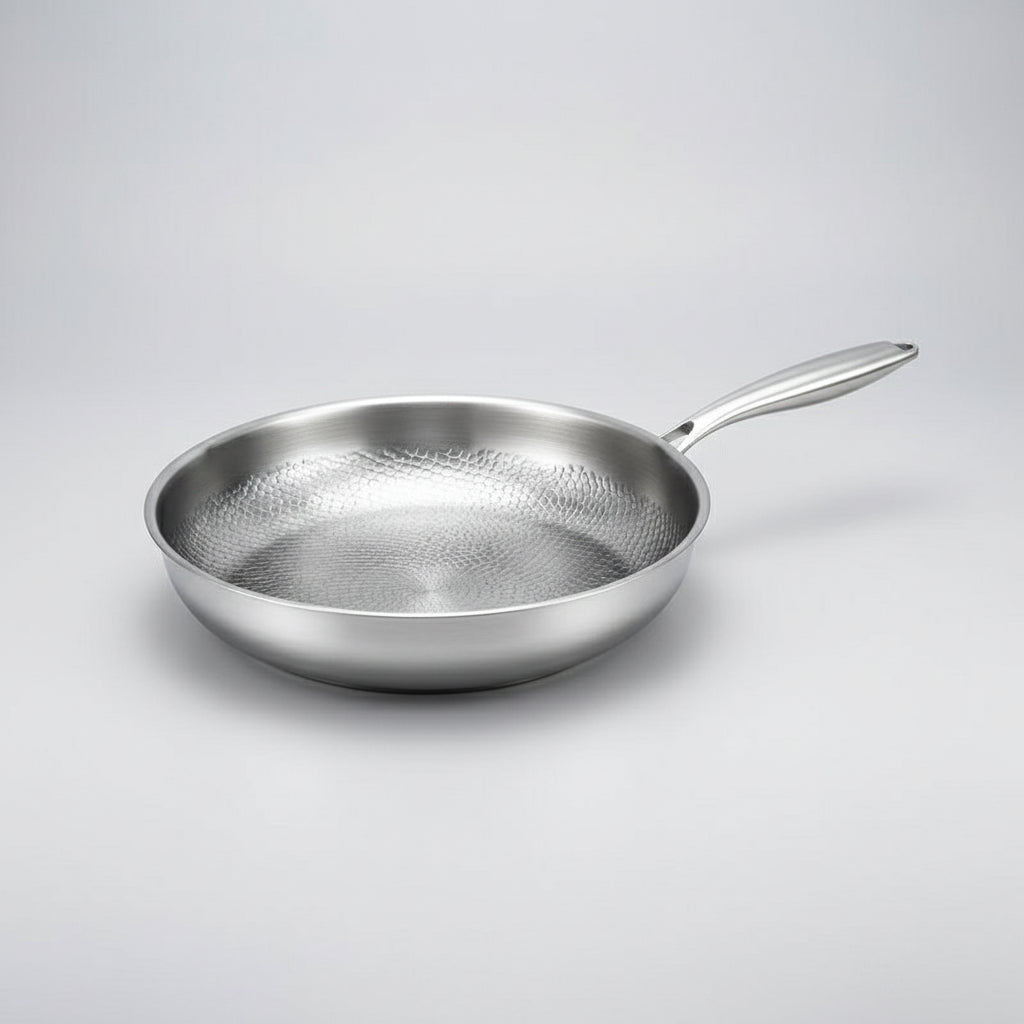 Moderne håndhamret induksjons stekepanne i titan. Nonstick overflate for enkel og sunn matlaging.
