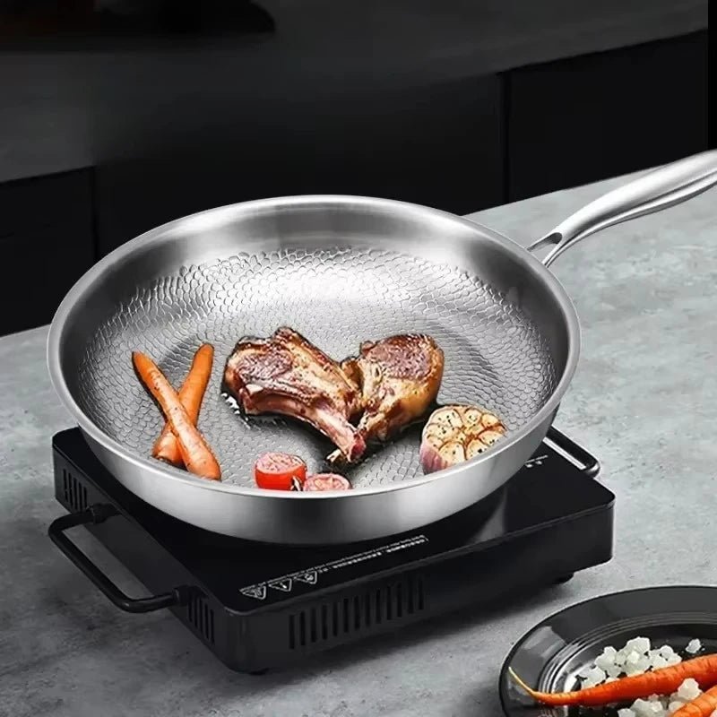 Håndhamret induksjons stekepanne i titan med slitesterkt nonstick belegg. Perfekt til daglig bruk.