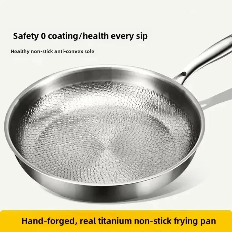 Steking i nonstick induksjons stekepanne i håndhamret titan, for sunn og effektiv matlaging.