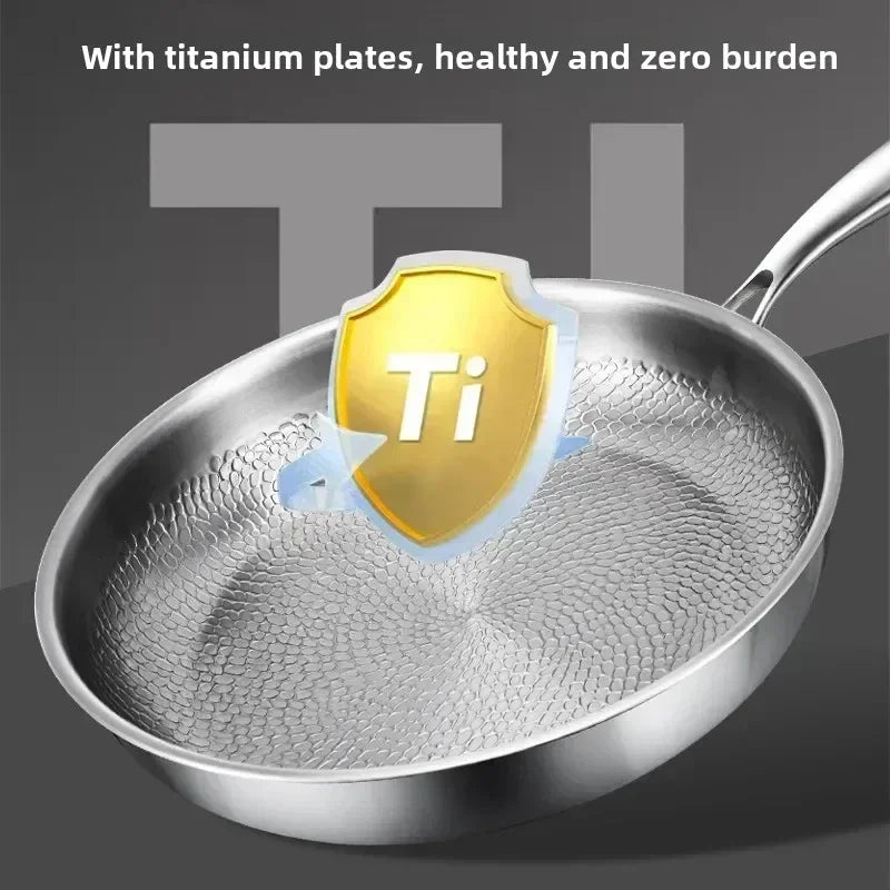 Robust induksjons stekepanne, håndhamret titan med nonstick. Slitesterkt premium kjøkkenutstyr.
