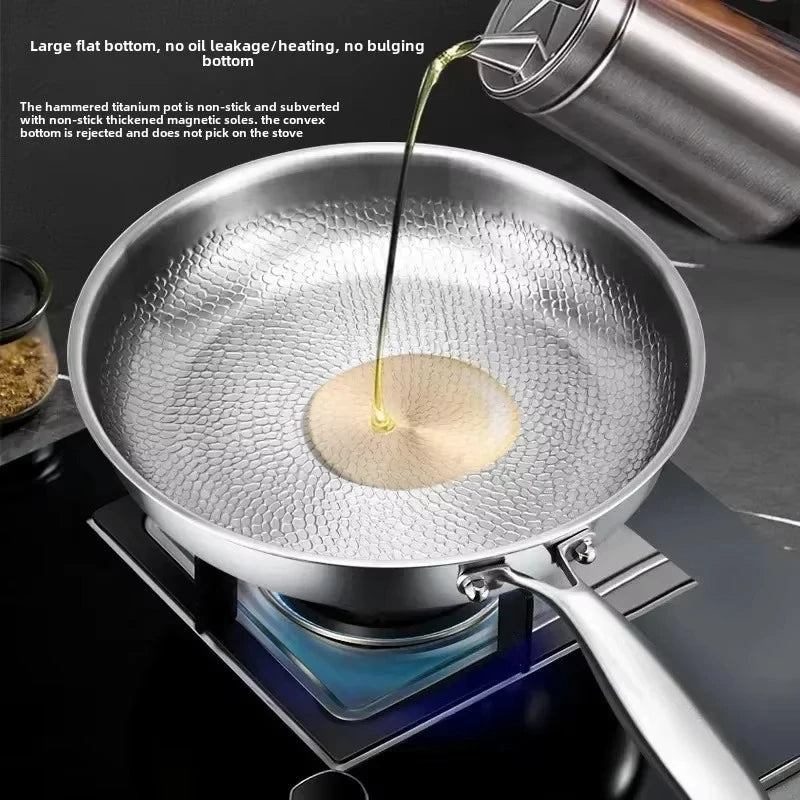 Nærbilde av nonstick overflaten på den håndhamrede induksjons stekepannen i titan. Enkel rengjøring.
