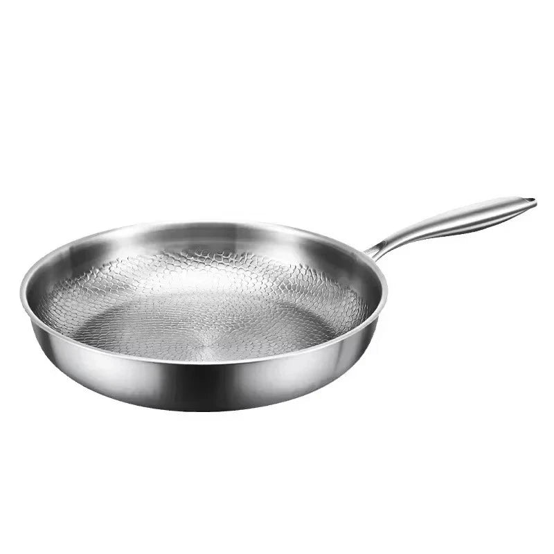 Induksjons stekepanne i titan med elegant håndhamret mønster. Premium nonstick kokekar til kjøkkenet.