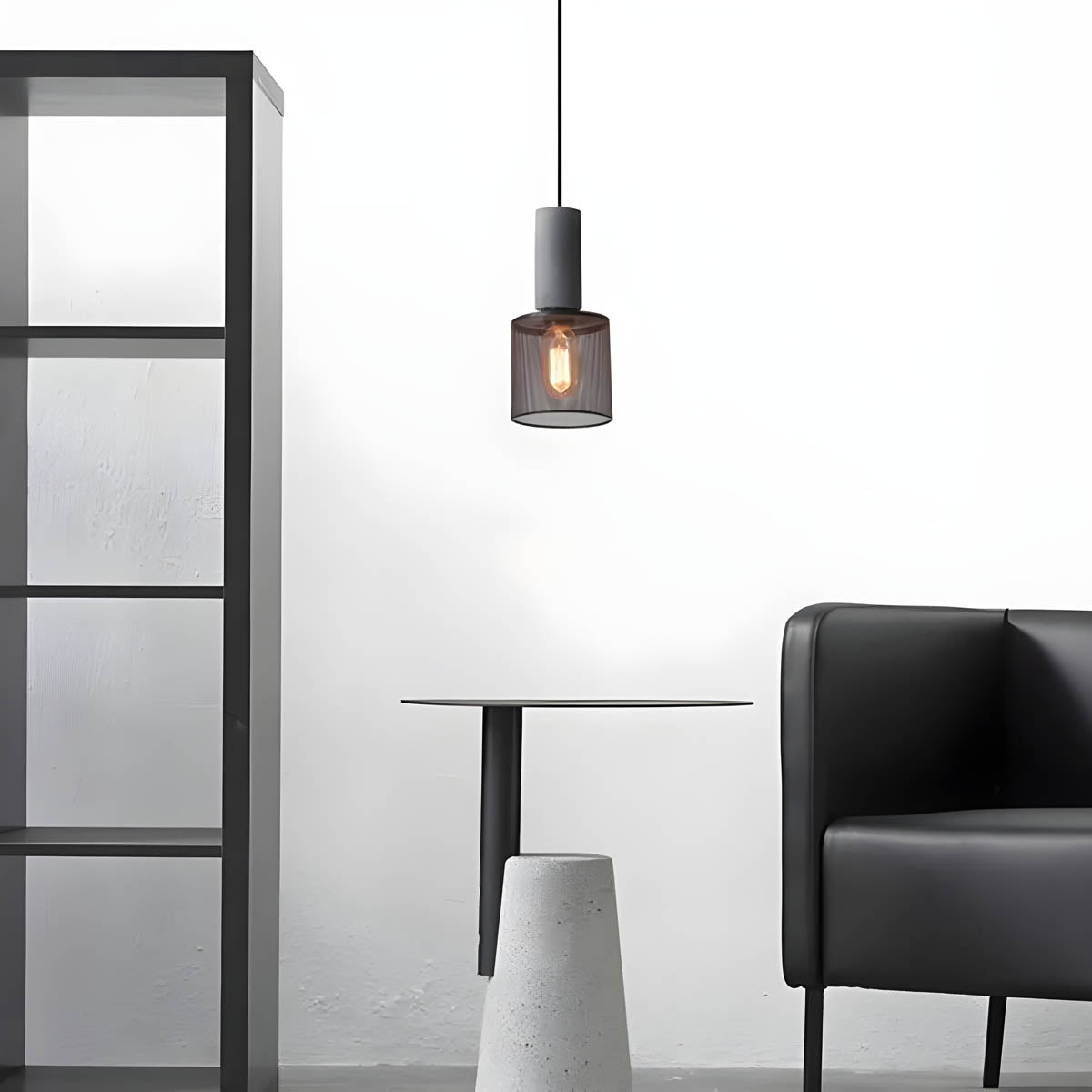 Industriell pendellampe i betong og jern med moderne design, tilfører stil og eleganse til ethvert rom.