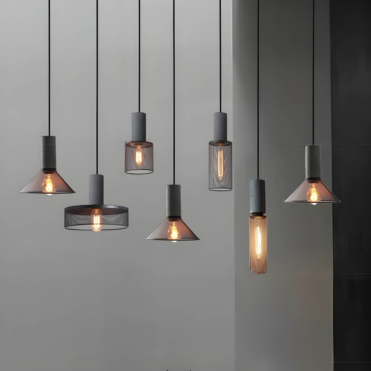 Industriell pendellampe i betong og jern med moderne design, tilfører stil og eleganse til ethvert rom.