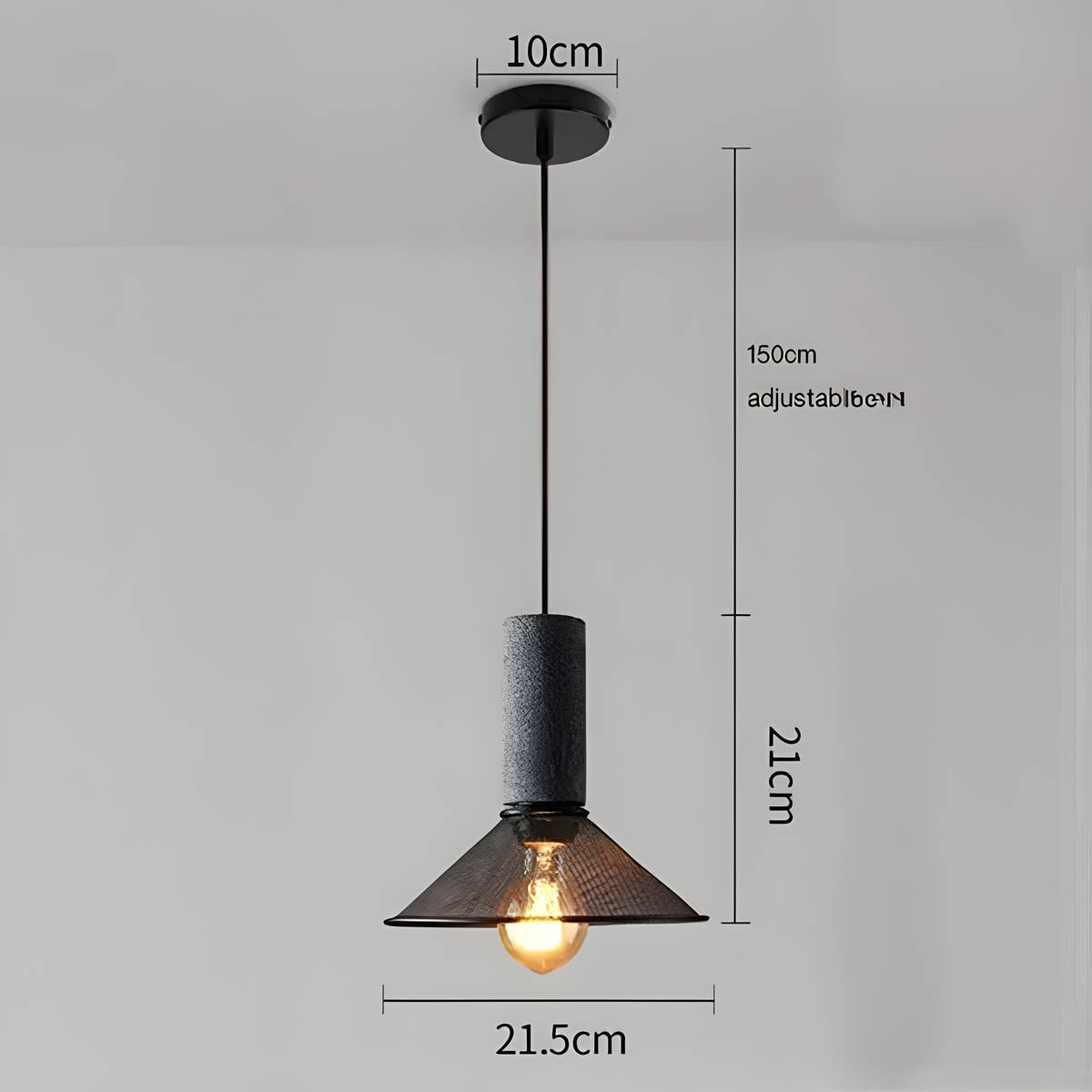 Industriell pendellampe i betong og jern med moderne design, tilfører stil og eleganse til ethvert rom.