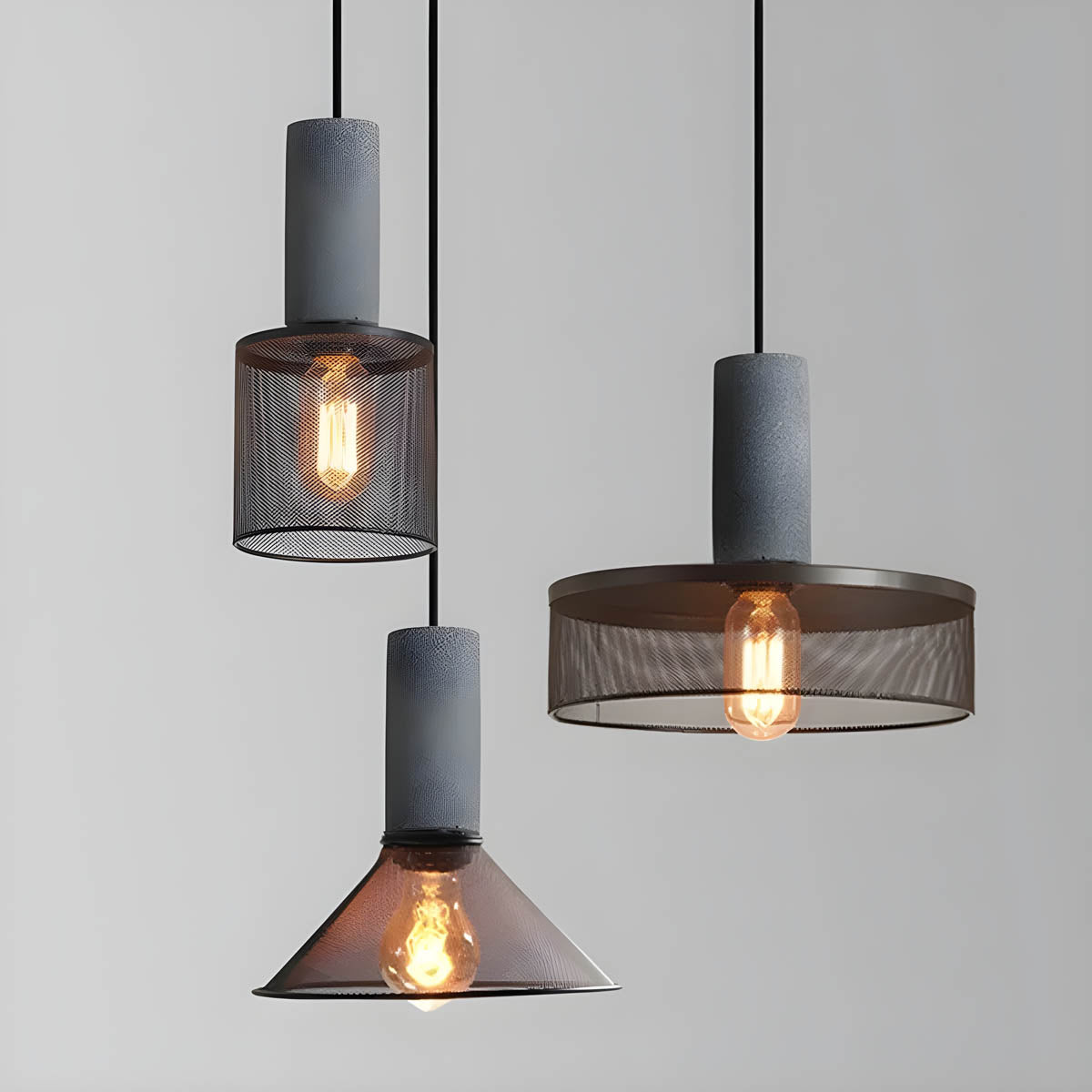 Industriell pendellampe i betong og jern med moderne design, tilfører stil og eleganse til ethvert rom.