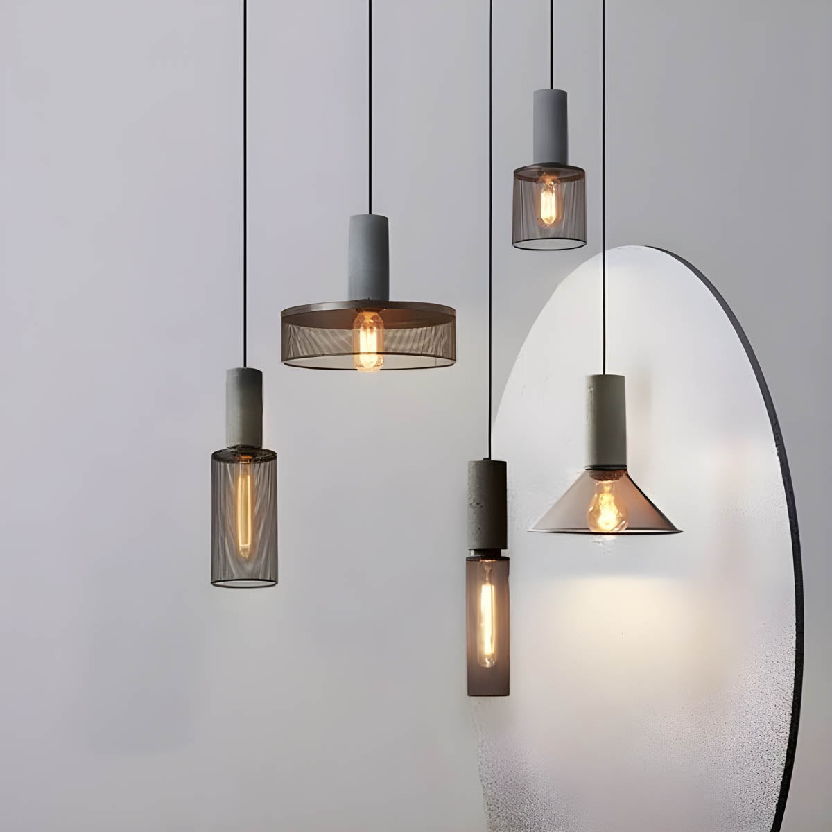 Industriell pendellampe i betong og jern med moderne design, tilfører stil og eleganse til ethvert rom.