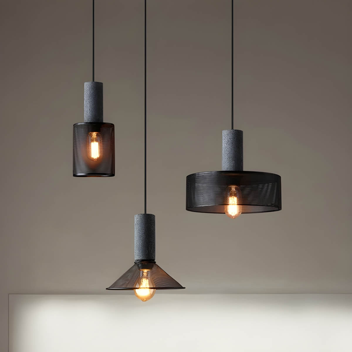 Industriell pendellampe i betong og jern med moderne design, tilfører stil og eleganse til ethvert rom.
